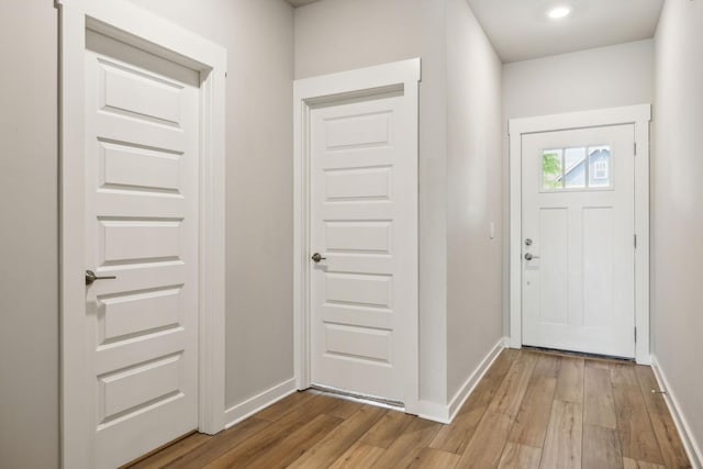 440 Golden Meadow Ln, Hendersonville, TN 37075 - foyer entrance featuring light wood-type flooring, baseboards, and recessed lighting