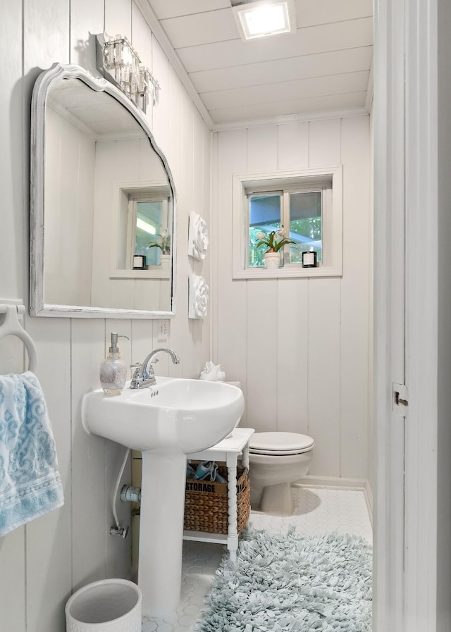 698 Crestview Dr, Sparta, TN 38583 - half bathroom featuring toilet