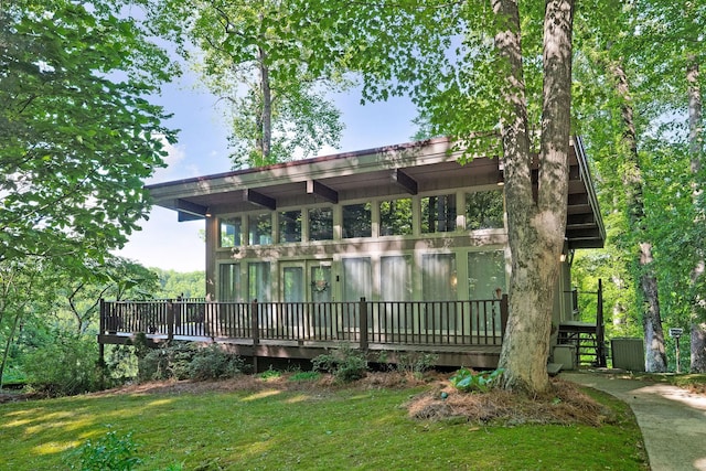 698 Crestview Dr, Sparta, TN 38583 - back of house with a wooden deck and a yard