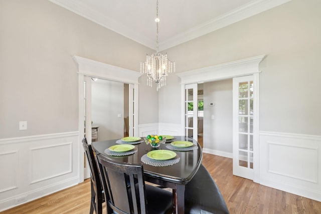 905 W Sagefield Dr, Smyrna, TN 37167 - dining room with a decorative wall, wainscoting, crown molding, a chandelier, and light wood-style floors