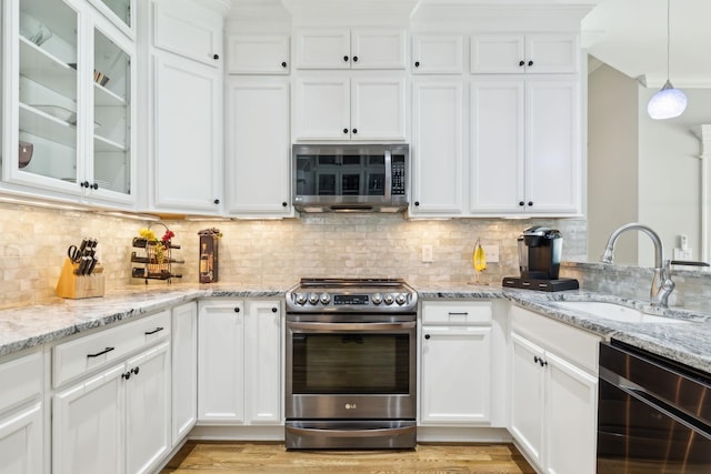 905 W Sagefield Dr, Smyrna, TN 37167 - kitchen with stainless steel appliances, a sink, white cabinetry, and tasteful backsplash