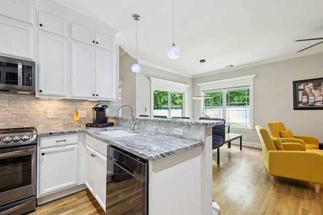 905 W Sagefield Dr, Smyrna, TN 37167 - kitchen featuring stainless steel appliances, wine cooler, a sink, a peninsula, and light wood finished floors