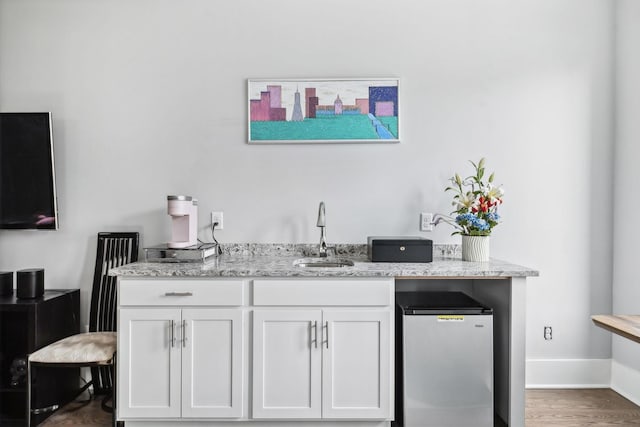 1211A Sigler St, Nashville, TN 37203 - bar area with a sink, freestanding refrigerator, baseboards, and wood finished floors