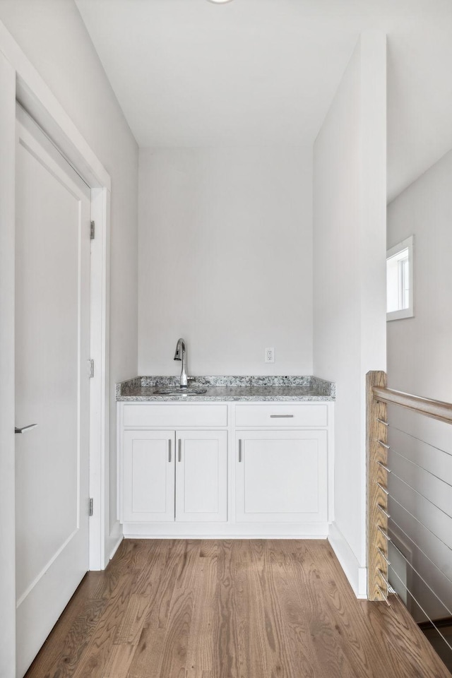 1211A Sigler St, Nashville, TN 37203 - bar featuring a sink and light wood-style flooring