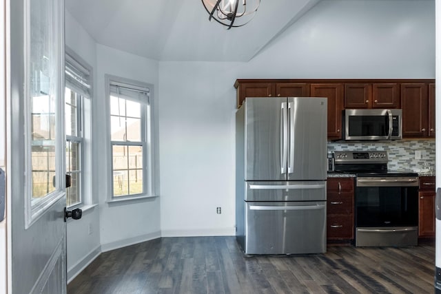 7919 Natahna Ct, Murfreesboro, TN 37127 - kitchen featuring stainless steel appliances, lofted ceiling, dark wood finished floors, tasteful backsplash, and a chandelier