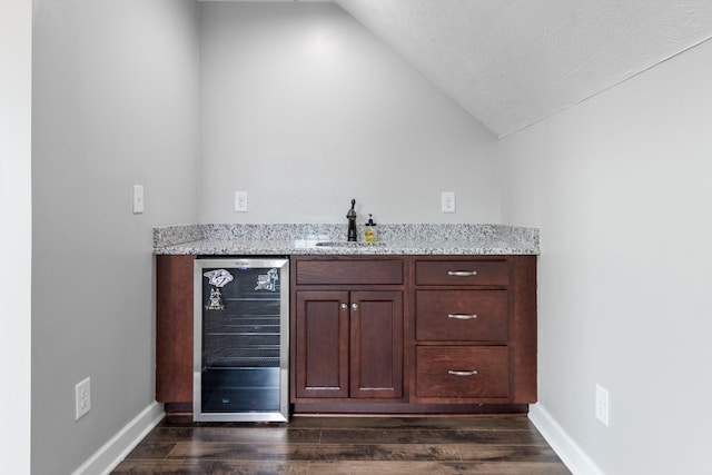 7919 Natahna Ct, Murfreesboro, TN 37127 - indoor wet bar with wine cooler, lofted ceiling, dark wood finished floors, baseboards, and a textured ceiling