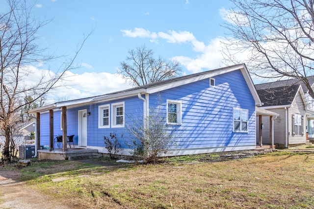 single story home featuring a front yard