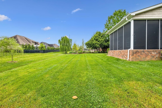 1015 Kingman Ave, Murfreesboro, TN 37129 - view of grassy yard featuring a sunroom