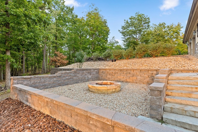 view of yard featuring a fire pit