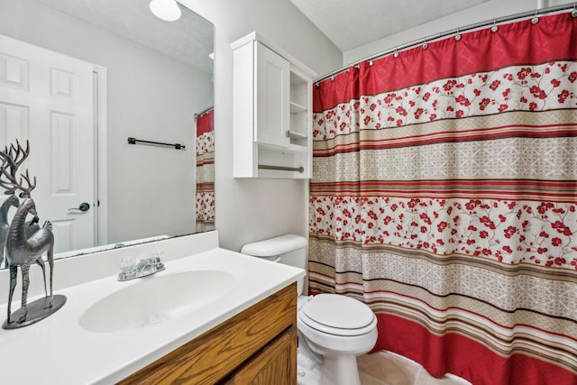 full bath with toilet, vanity, and a shower with curtain