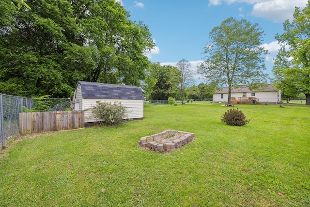 view of yard featuring a shed and an outbuilding