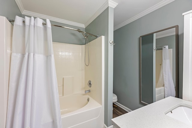 full bathroom featuring ornamental molding, wood finished floors, shower / bath combo with shower curtain, baseboards, and toilet