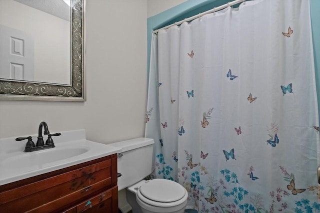 4410 Trace Creek Rd, Mc Ewen, TN 37101 - full bath featuring toilet, vanity, and curtained shower
