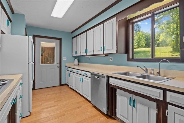 4410 Trace Creek Rd, Mc Ewen, TN 37101 - kitchen featuring dishwasher, a sink, light countertops, and light wood-style flooring