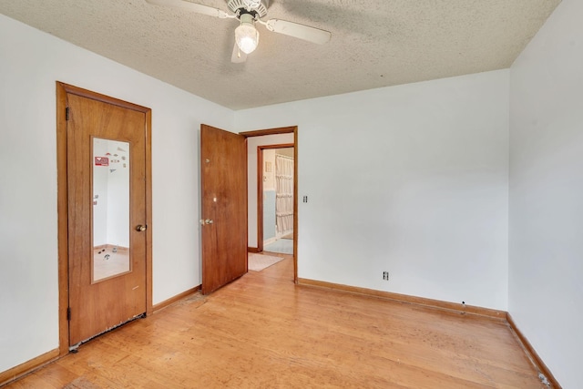 1006 Hillcrest Cir, Pleasant View, TN 37146 - spare room featuring light wood-style flooring, a textured ceiling, baseboards, and a ceiling fan