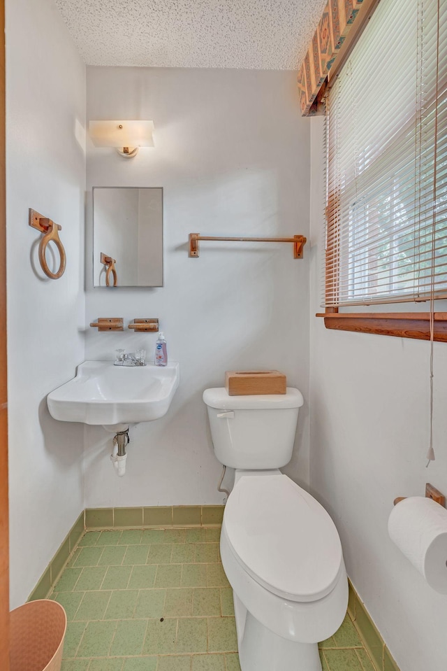 1006 Hillcrest Cir, Pleasant View, TN 37146 - bathroom with toilet, baseboards, a textured ceiling, and a sink