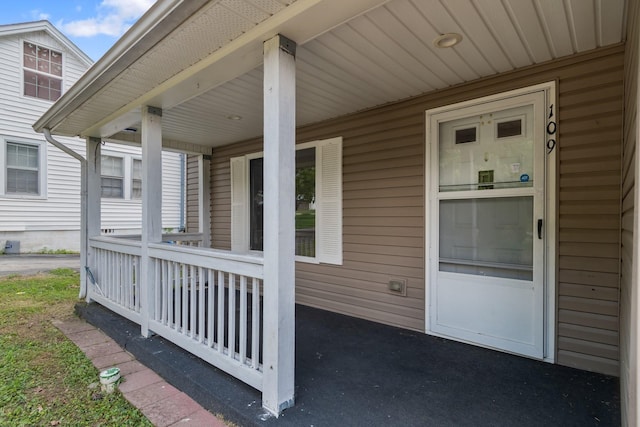 entrance to property featuring covered porch