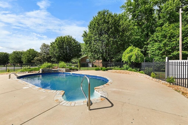 754 Veterans Pkwy, Murfreesboro, TN 37128 - view of swimming pool featuring fence and a patio