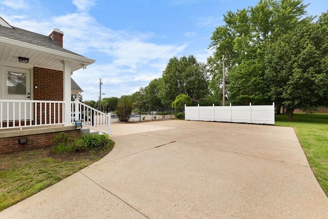 754 Veterans Pkwy, Murfreesboro, TN 37128 - view of patio featuring driveway