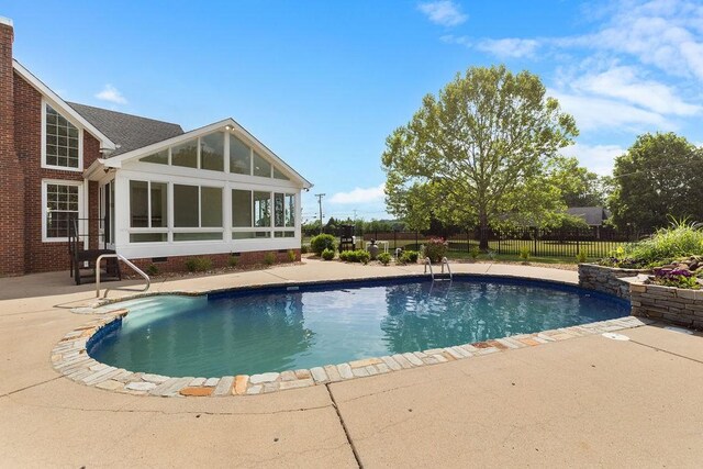 754 Veterans Pkwy, Murfreesboro, TN 37128 - view of pool featuring a patio, a sunroom, and fence
