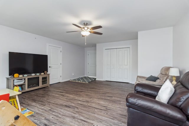 living room featuring wood finished floors, ceiling fan, and baseboards