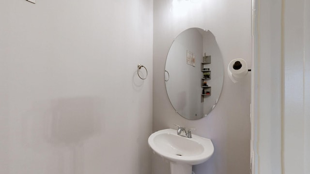 bathroom featuring a sink