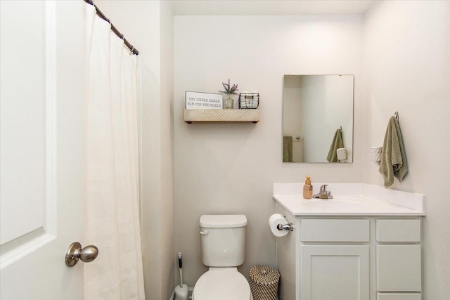 full bath with toilet, vanity, and curtained shower