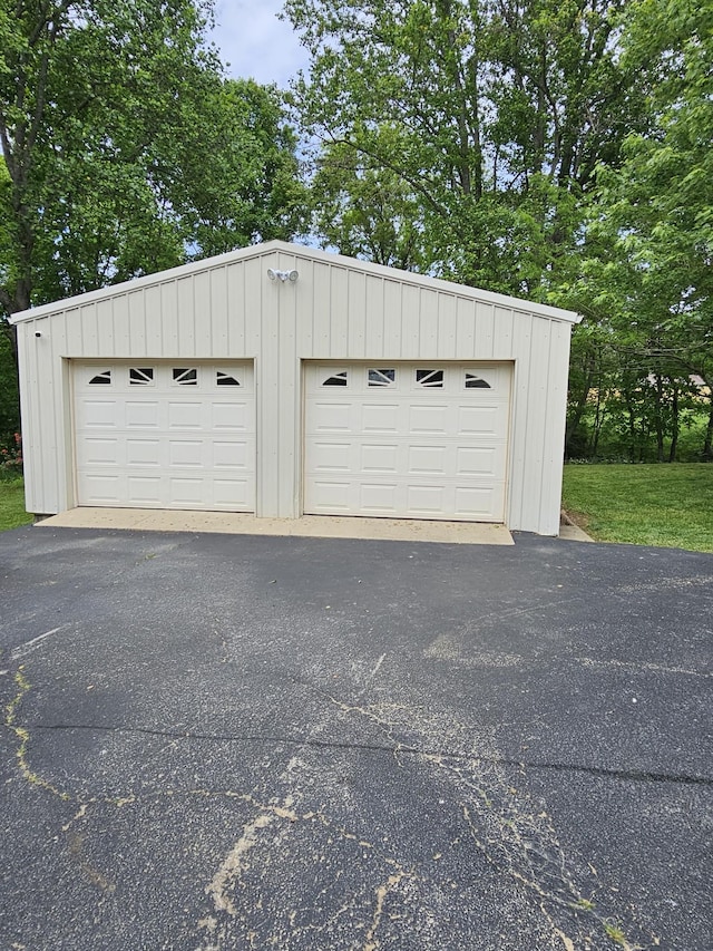view of detached garage