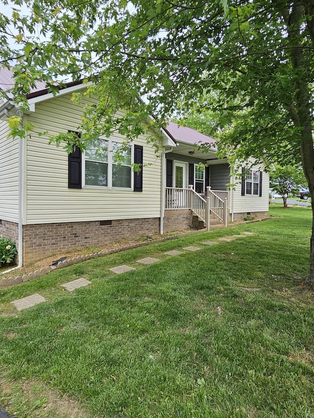 view of front facade featuring crawl space and a front yard