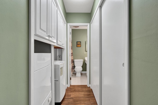 536 River St Unit 536, Chattanooga, TN 37405 - laundry area featuring washing machine and clothes dryer, cabinet space, and dark wood-style flooring