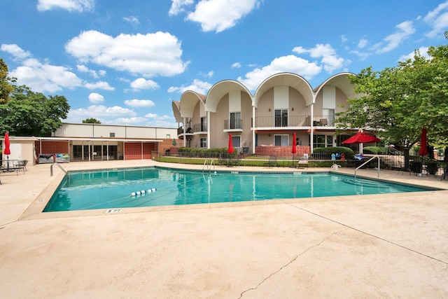 536 River St Unit 536, Chattanooga, TN 37405 - community pool with fence and a patio area