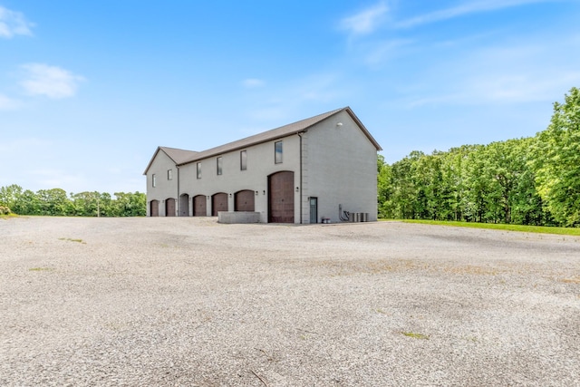 view of outbuilding with gravel driveway