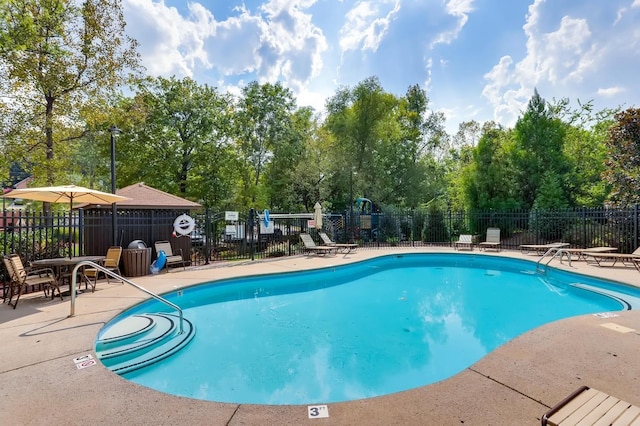 1442 Brighton Cir, Old Hickory, TN 37138 - community pool with a patio area and view of wooded area