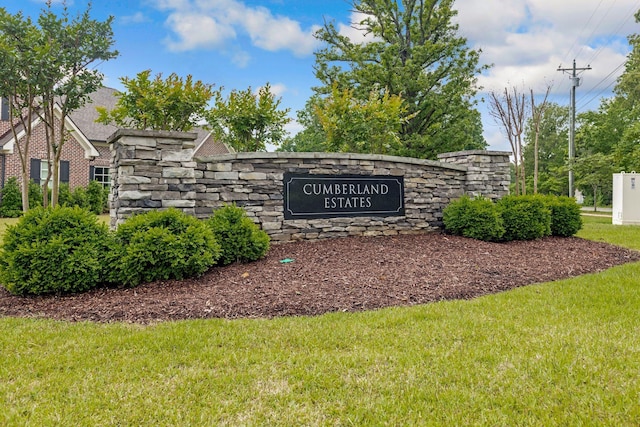 community sign with a lawn