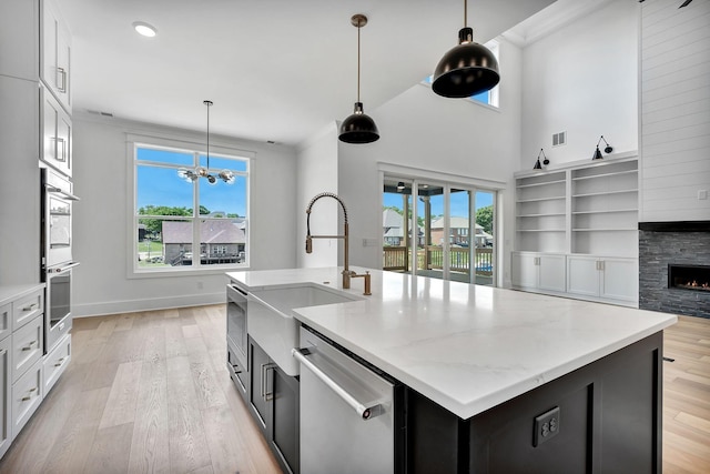 1018 Keeneland Dr, Gallatin, TN 37066 - kitchen with stainless steel appliances, a sink, healthy amount of natural light, light wood finished floors, and crown molding