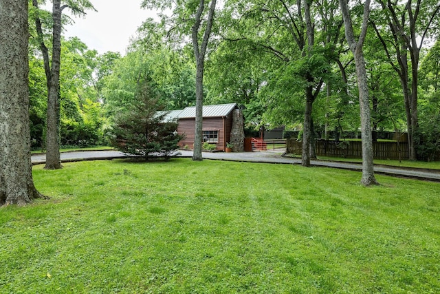 view of yard featuring an outbuilding