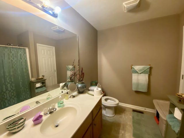 7 Timbers Edge Rd, Fayetteville, TN 37334 - full bathroom featuring vanity, toilet, curtained shower, and baseboards