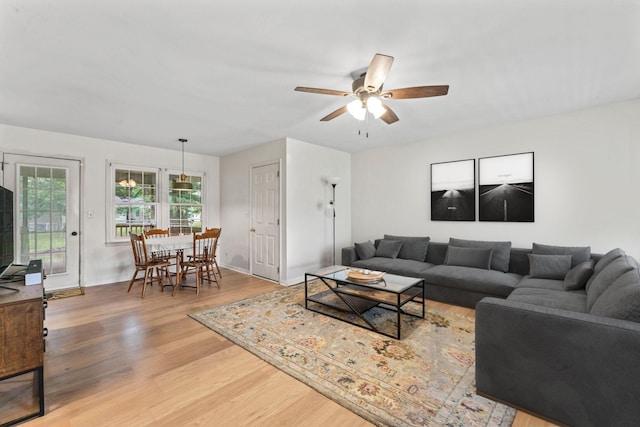 118 Bradbury Ct, Tullahoma, TN 37388 - living area featuring light wood finished floors, a ceiling fan, and baseboards