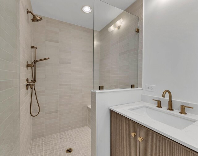 2513 Hillsboro Rd, Franklin, TN 37069 - full bath featuring a tile shower, vanity, and recessed lighting