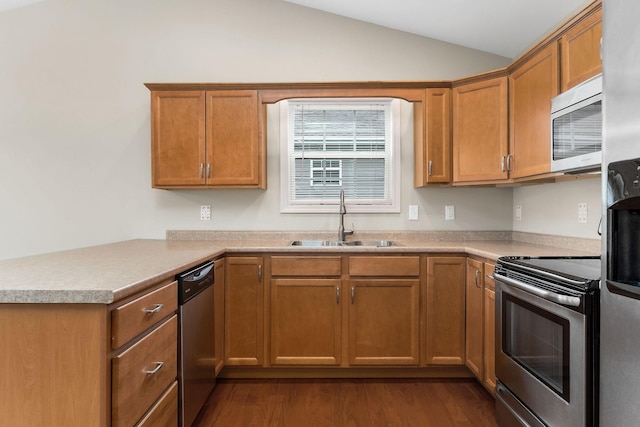 1643 Bobby Nichols Dr, Cookeville, TN 38506 - kitchen featuring appliances with stainless steel finishes, a sink, dark wood finished floors, a peninsula, and vaulted ceiling