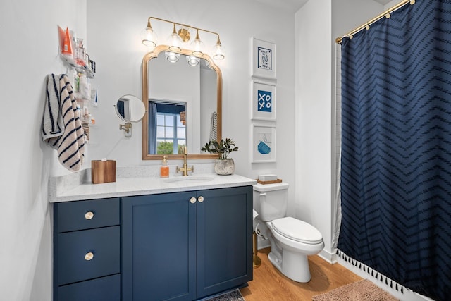 full bathroom featuring wood finished floors, vanity, toilet, and a shower with shower curtain