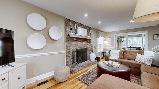 152 Bluegrass Dr, Hendersonville, TN 37075 - living area with wood finished floors, plenty of natural light, a fireplace, baseboards, and recessed lighting