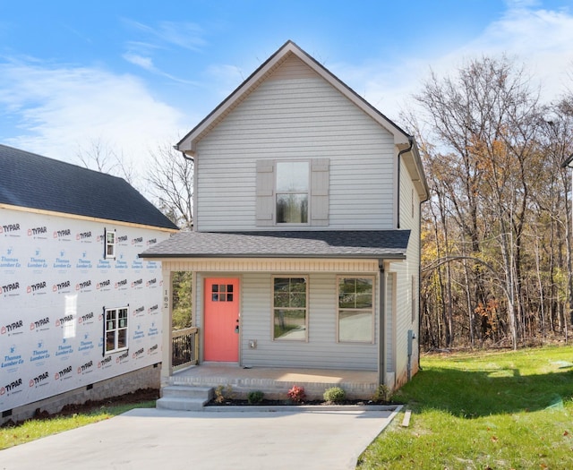 view of front facade featuring covered porch, a front lawn, and a shingled roof