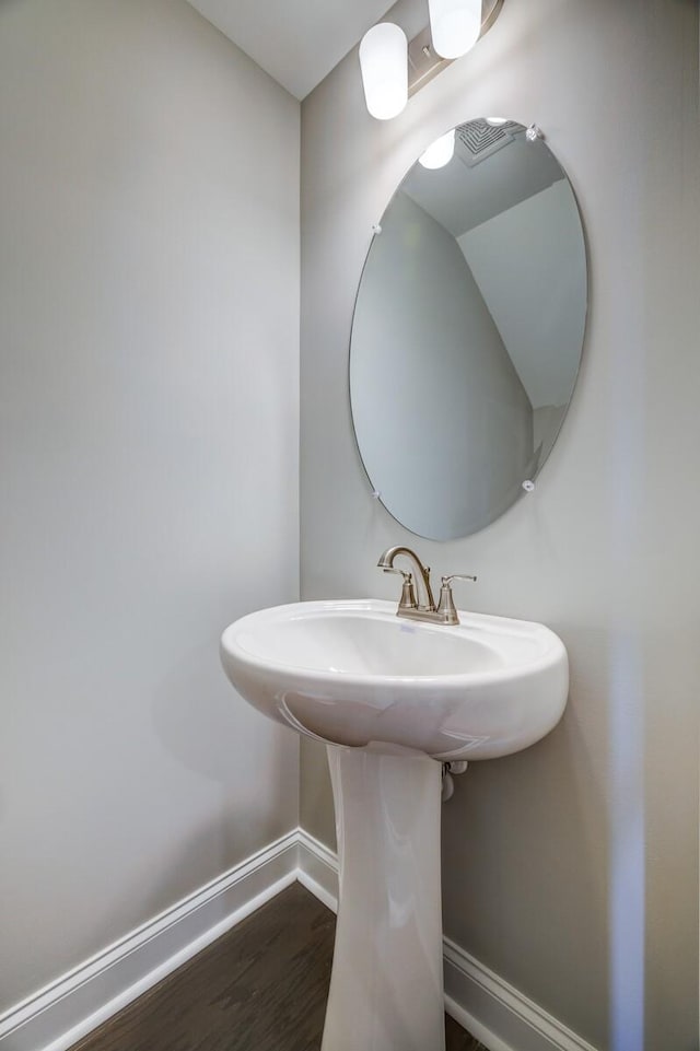 251 Grandstand Blvd, Gallatin, TN 37066 - bathroom featuring baseboards and wood finished floors