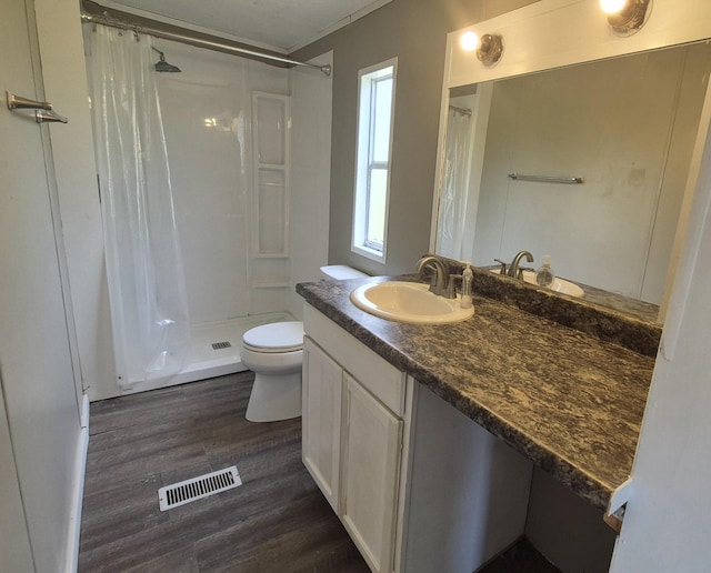 525527 Shady Grove Rd, Sequatchie, TN 37374 - bathroom featuring wood finished floors, toilet, curtained shower, vanity, and ornamental molding