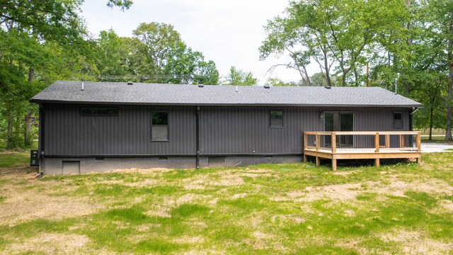 2038 Ogburn Chapel Rd, Clarksville, TN 37042 - rear view of property with crawl space, a deck, and a shingled roof