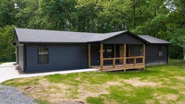 2038 Ogburn Chapel Rd, Clarksville, TN 37042 - back of house featuring a shingled roof, a lawn, and a porch