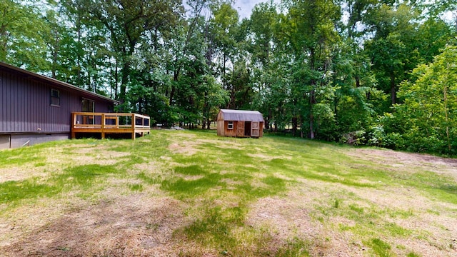 2038 Ogburn Chapel Rd, Clarksville, TN 37042 - view of grassy yard with a shed, a deck, and an outdoor structure