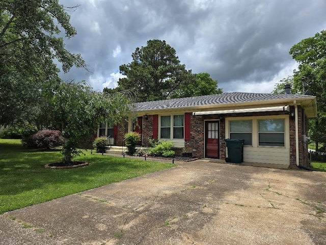 1309 Jackson Dr, Pulaski, TN 38478 - ranch-style house featuring a front yard and brick siding