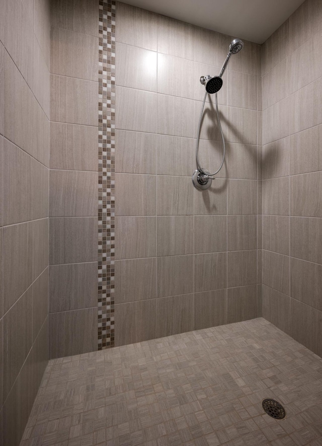 full bath featuring tiled shower
